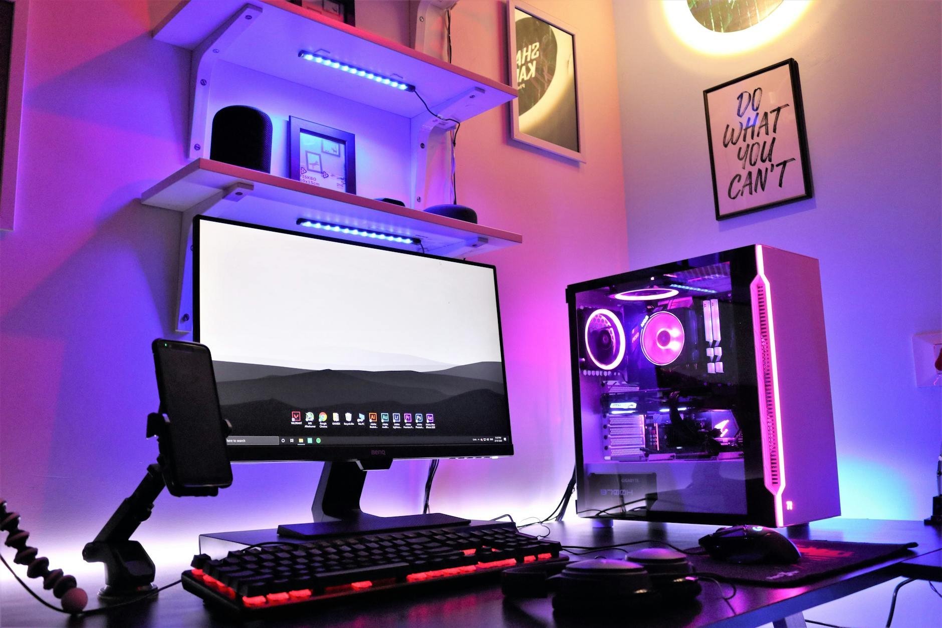 Escritorio de gamer con timer y teclado mecánico